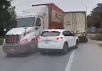 Container vượt ẩu trên đường hẹp khiến xe ngược chiều phải né vội