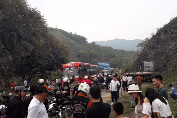 Xe đầu kéo cố lách qua vụ tai nạn, quốc lộ 6 kẹt kinh hoàng