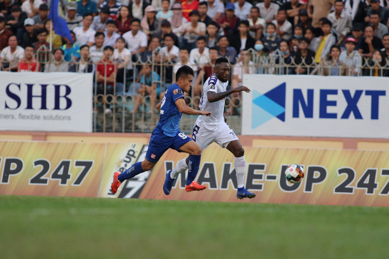 Vòng 2 V-League: Hà Nội bị ngáng chân, HAGL lộ mặt