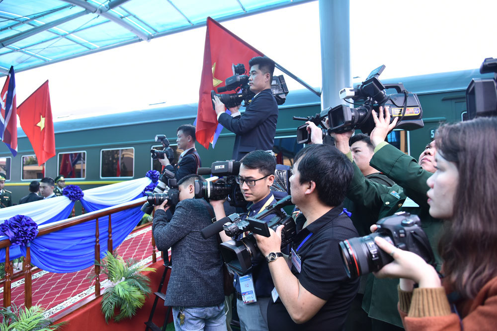 Tác phong 'mật vụ' rất riêng của phóng viên Triều Tiên theo chân ông Kim Jong-un