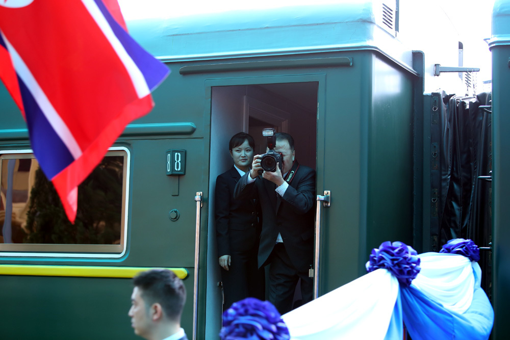 Tác phong 'mật vụ' rất riêng của phóng viên Triều Tiên theo chân ông Kim Jong-un