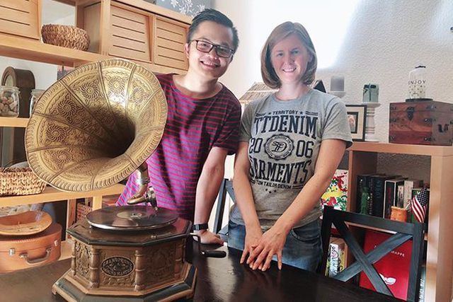 Buôn đồ cổ từ Châu Âu về Việt Nam: Bất ngờ với những món hàng 'độc'