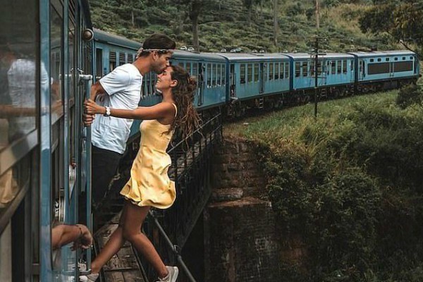 Cặp đôi bị chỉ trích khi đu người ra ngoài tàu hỏa để... kiếm ảnh triệu like
