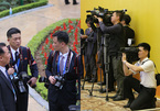 Tác phong 'mật vụ' rất riêng của phóng viên Triều Tiên theo chân ông Kim Jong-un