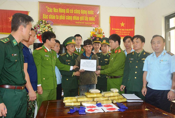 Bắt đối tượng người Lào đang cắt rừng 'cõng' 6 vạn viên ma túy vào VN