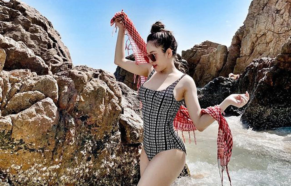 Hot girl Trâm Anh khoe ảnh áo tắm sexy, khẳng định chỉ sửa mũi