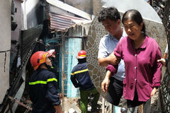 Người phụ nữ khóc ngất chứng kiến 2 căn nhà cháy rụi ở Sài Gòn