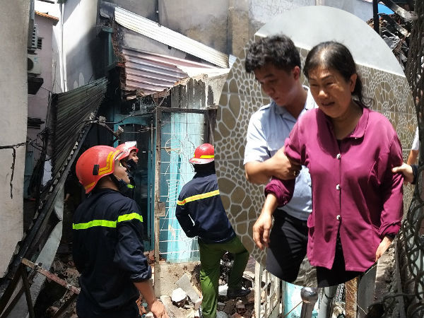 Người phụ nữ khóc ngất chứng kiến 2 căn nhà cháy rụi ở Sài Gòn
