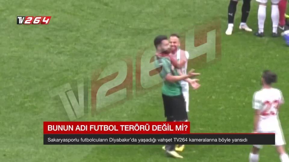 Cầu thủ tấn công đối phương bằng lưỡi dao cạo gây sốc