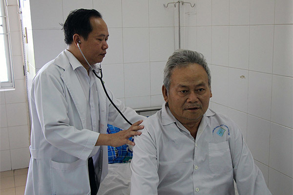 Cứu sống bệnh nhân bị hoại tử đại tràng có thể chết trên bàn mổ