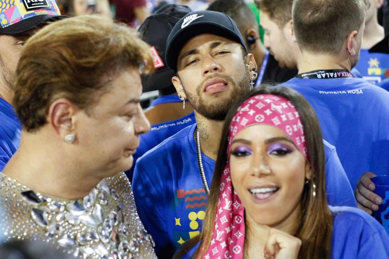 Neymar 'quẩy tưng', hôn ca sĩ nhạc pop ở lễ hội carnival