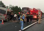 Xe khách lao thẳng đuôi xe container trên cao tốc, 1 người chết