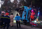 Ô tô khách đâm xe tải rồi lật ngửa, hàng chục người bị thương kêu cứu