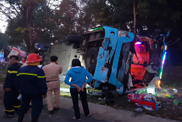 Ô tô khách đâm xe tải rồi lật ngửa, hàng chục người bị thương kêu cứu