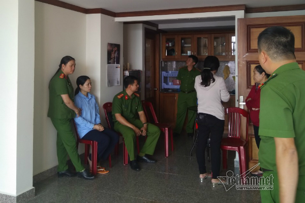 Nữ tiếp thị bia bật khóc tại hiện trường nam thanh niên bị đâm chết
