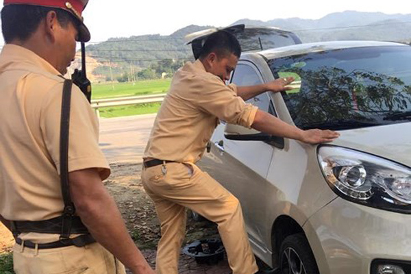 Cảm động cảnh sát giao thông sửa ô tô giúp nữ tài xế giữa trời nắng