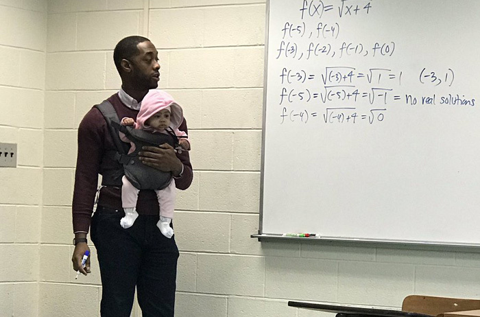 Xúc động hình ảnh thầy giáo vừa bế con hộ sinh viên vừa giảng bài