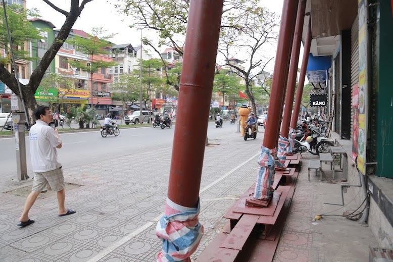 Lạ ở Hà Nội: Loạt nhà trên đất vàng bỗng dưng ‘chống nạng’