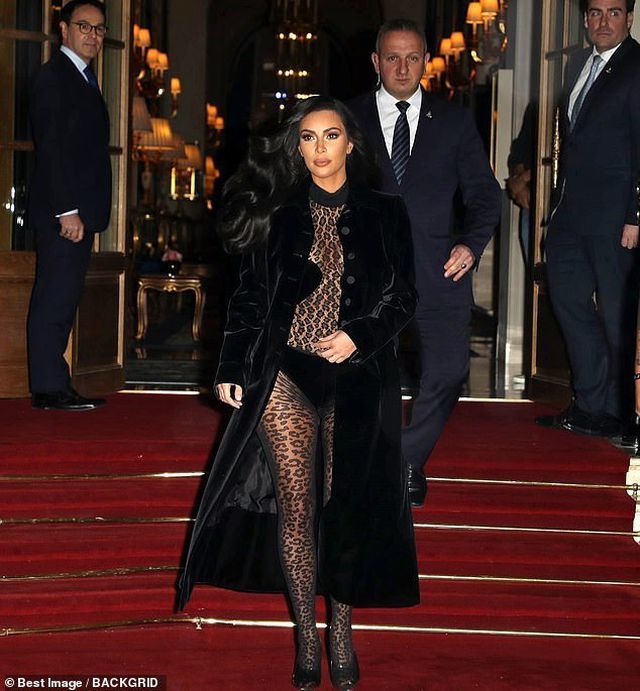 Kim Kardashian gây choáng ở Tuần lễ thời trang Paris với thời trang da báo xuyên thấu