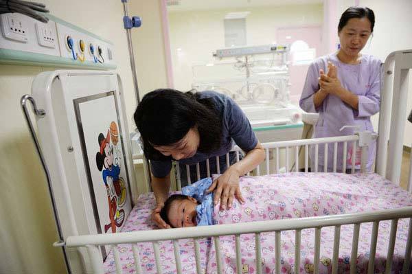 Lý do bất ngờ ngày càng nhiều em bé Thượng Hải mang họ mẹ