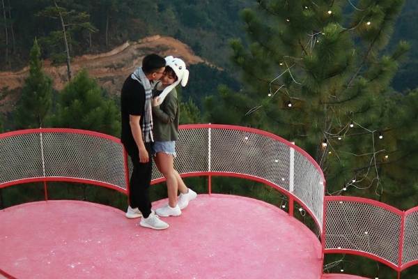 Đến cầu trái tim mới toanh tại Đà Lạt, chụp ảnh lãng mạn dịp 8/3