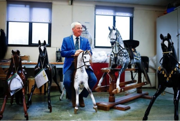 Đột nhập xưởng sản xuất ngựa bập bênh cho các gia đình hoàng gia