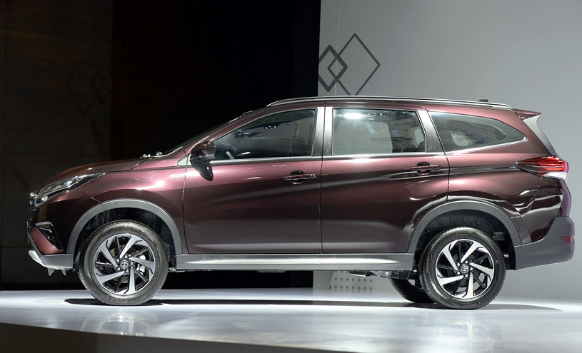 Ô tô 'con lai' SUV bất ngờ cháy hàng, khách mỏi cổ chờ 3 tháng