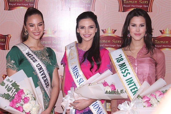 Ba nữ hoàng sắc đẹp quốc tế xinh đẹp rạng rỡ hội ngộ ở Indonesia