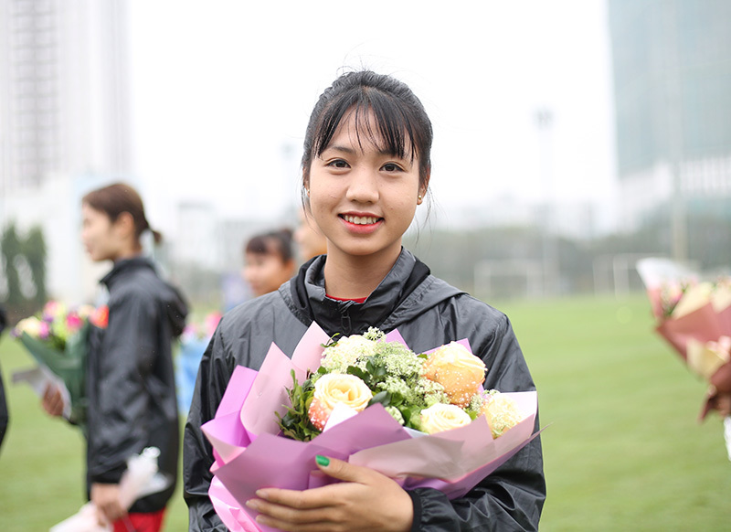 Nữ tuyển thủ xinh đẹp 19 tuổi được Bộ trưởng tặng hoa