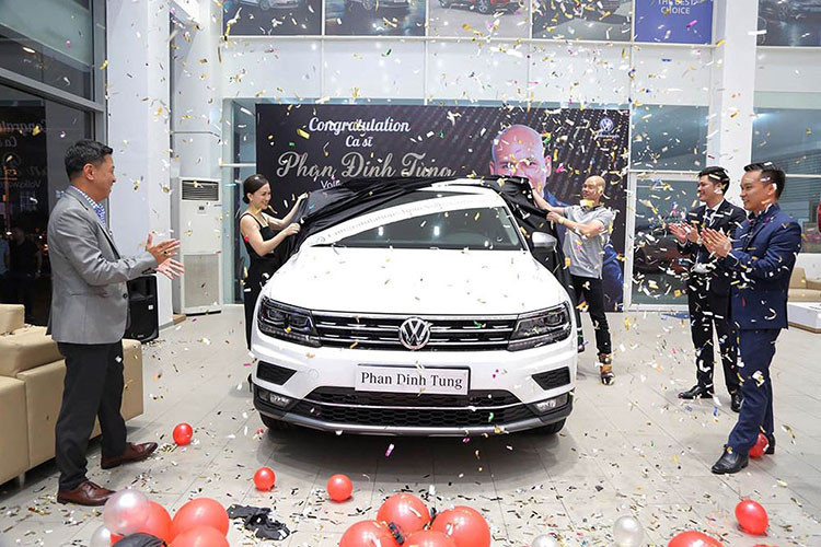 Ca sĩ Phan Đình Tùng tậu Volkswagen tặng vợ ngày 8/3