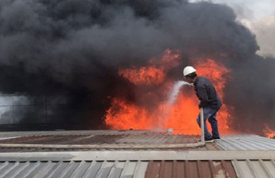 Cháy lớn ở cửa ngõ Sài Gòn, khói đen bốc cao hàng trăm mét