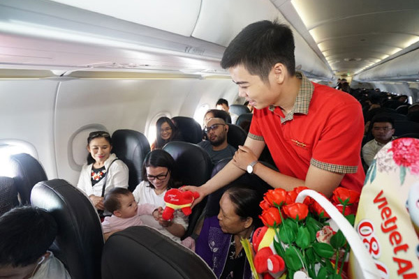 Vietjet rộn ràng nhạc, hoa chúc mừng phái đẹp