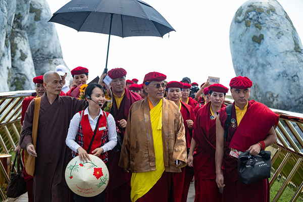Pháp Vương Gyalwang Drukpa thăm cầu Vàng ở Bà Nà Hills