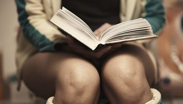 6 thói quen đi vệ sinh gây nguy hiểm cho sức khỏe người Việt hay mắc