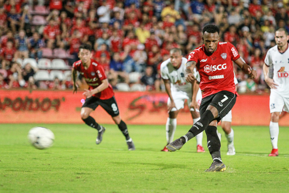 Đặng Văn Lâm trổ tài, Muangthong United đã biết thắng