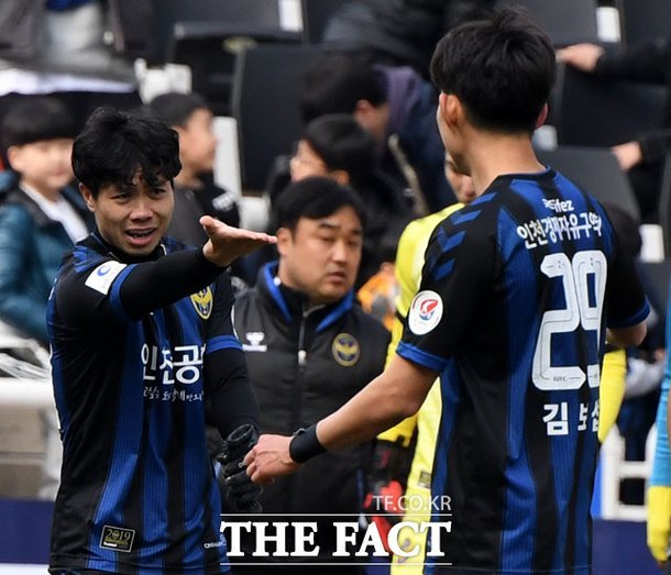 Công Phượng ra mắt K-League: Bóng đá hay thương mại?