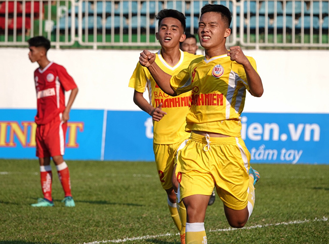 U19 Hà Nội vất vả hạ Phú Yên, SLNA thắng trận đầu