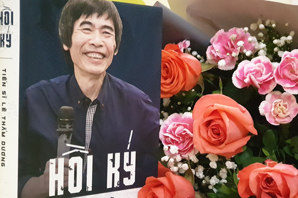 TS Lê Thẩm Dương ra mắt hồi ký toàn nói chuyện thất bại