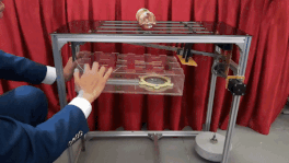 Học sinh sáng chế nắp cống có khả năng tự động gạt rác