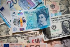 Tỷ giá ngoại tệ ngày 1/5: USD giảm, Euro tăng giá