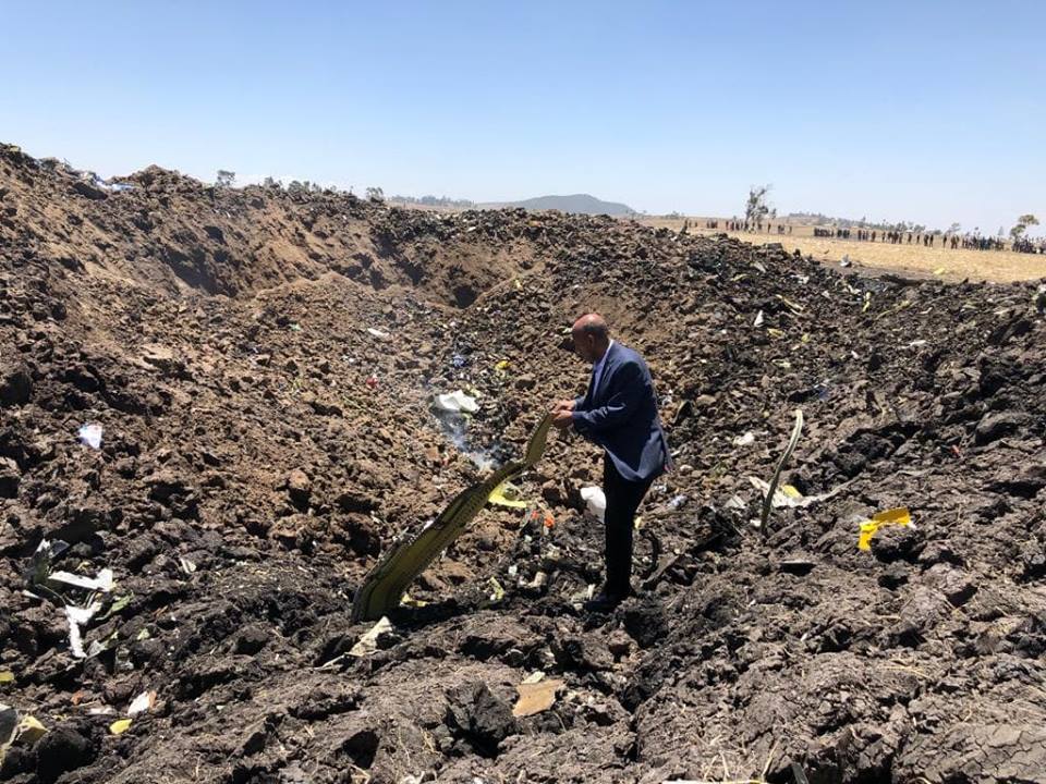 Hiện trường máy bay Ethiopia gặp nạn thảm khốc