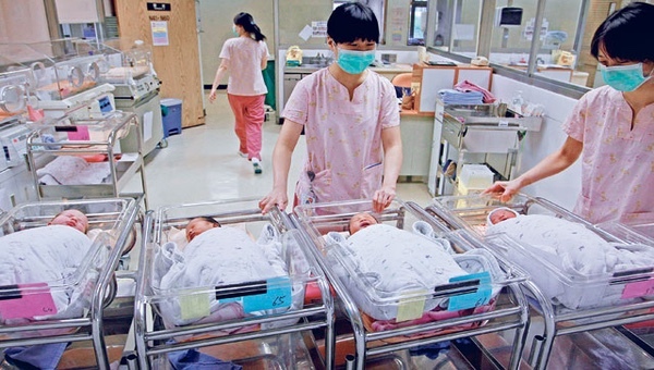 11 trẻ sơ sinh tử vong bí ẩn, Bộ trưởng Y tế Tunisia từ chức