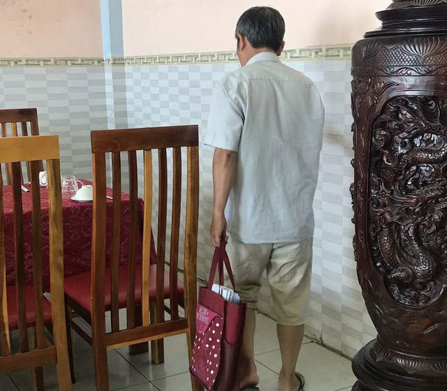 'Siêu cò' đi dép lê, túi vải đầy sổ đỏ hàng chục tỷ đồng