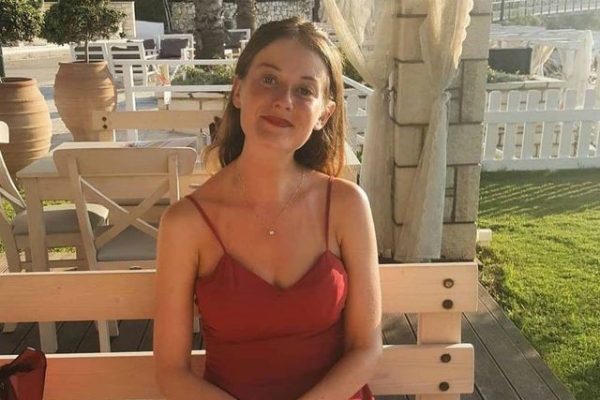 Sợ bị 'chết oan' trên máy bay, nữ du khách đành 'trú ẩn' trong nhà vệ sinh