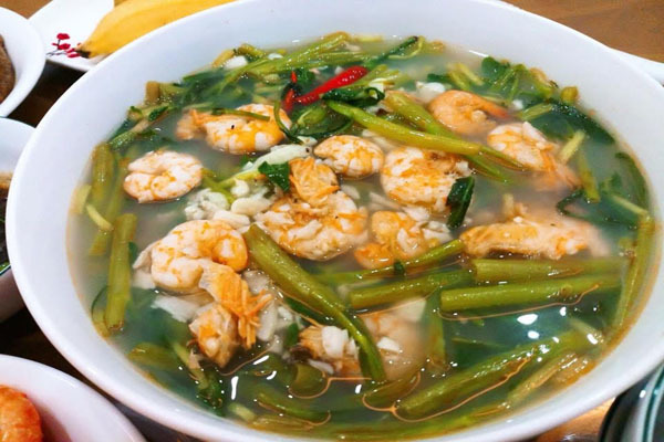 Đầu tuần giải nhiệt với canh chua tôm rau muống