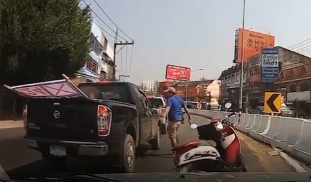 Ném vỡ kính ô tô, người đi xe máy nhận đòn