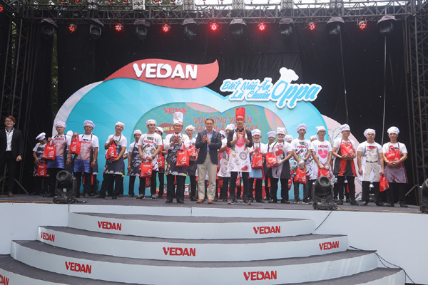 Xem ‘mày râu’ nấu ăn trong công viên Lê Thị Riêng