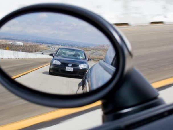 Kinh nghiệm chỉnh gương chiếu hậu ô tô tránh 'điểm mù' cho tài mới