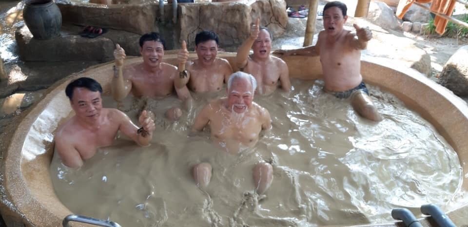 Cụ ông 91 tuổi 'chơi lớn', rút tiết kiệm đưa vợ con du lịch Nha Trang