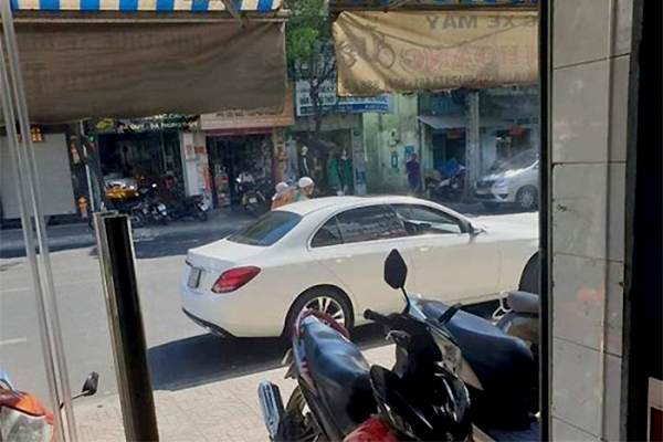 Choáng váng: Chủ xe Mercedes tiền tỷ chạy grab kiếm 33 nghìn đồng